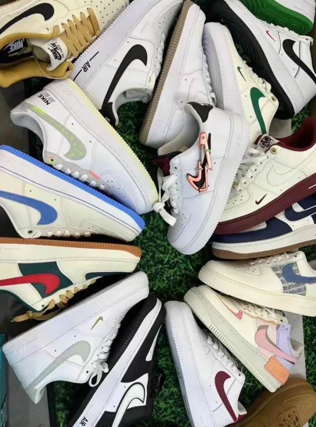 Bunch of nike dunks